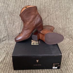 Frye Jolene pull on short, NIB, 7.5M, brown